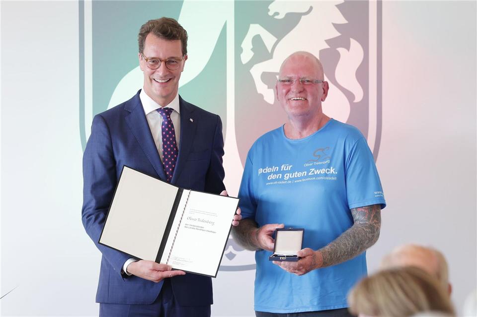 Vor drei Jahren wurde er für sein Engagement von Ministerpräsident Hendrik Wüst mit dem NRW-Verdienstorden ausgezeichnet. (Archivbild)David Young/dpa