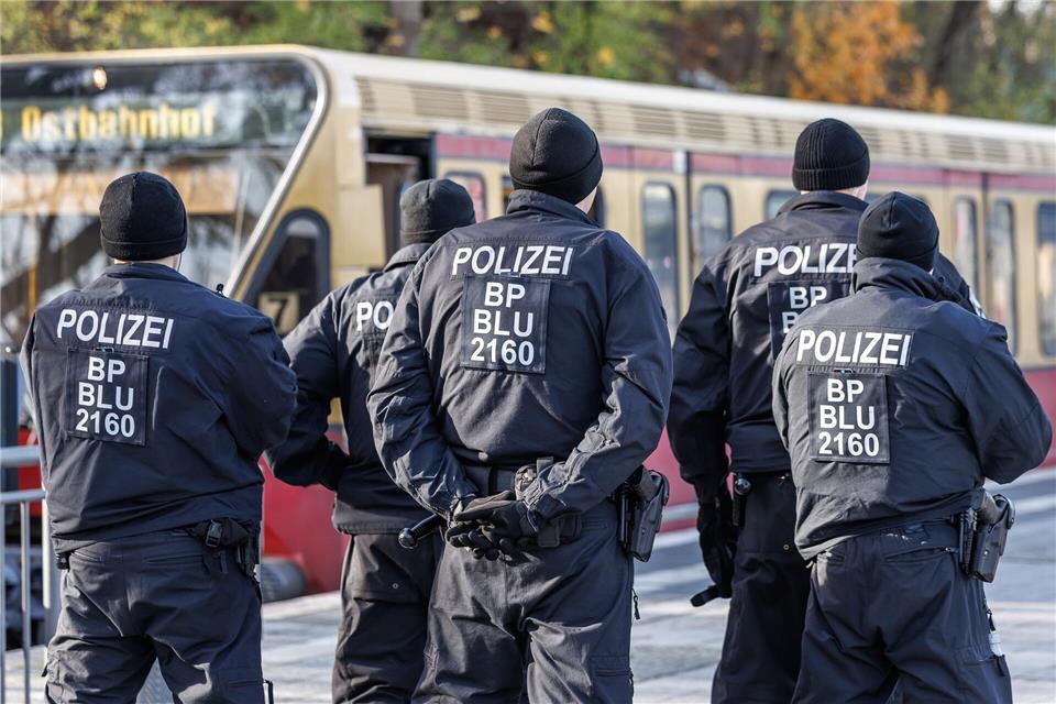Vor einem Fußballspiel stehen Polizisten an einem Berliner Bahnhof. (Archivbild)Andreas Gora/dpa