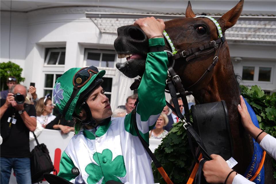 Vor einem Jahr gewinnt Nina Baltromei mit Hochkönig als erste Frau im Sattel das deutsche Galopp-Derby. (Archivbild)  Marcus Brandt/dpa