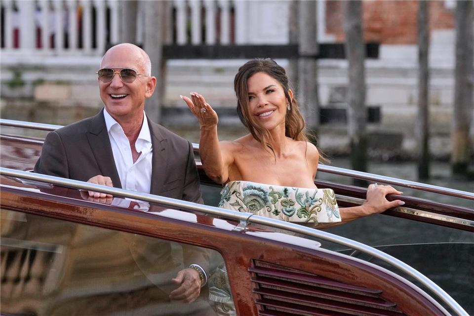 Vor einem Jahr heirateten Amazon-Milliardär Jeff Bezos und Laura Sánchez in Venedig. (Archivbild)Luca Bruno/AP/dpa