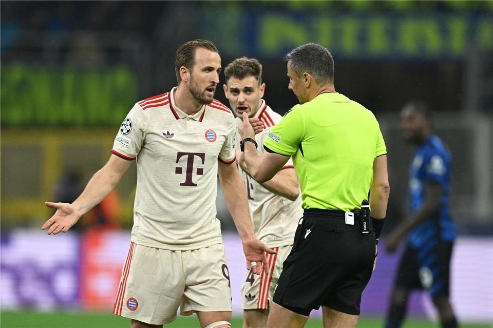 Vor einem Jahr in Mailand: Harry Kane diskutiert mit Schiedsrichter Slavko Vinčić. (Archivbild)Sven Hoppe/dpa