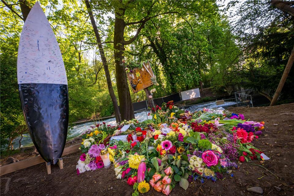 Vor einem Jahr starb nach einem Unfall an der WEisbachwelle eine 33-jährige Surferin. (Archivbild)Peter Kneffel/dpa