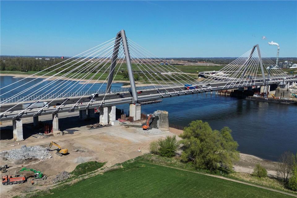 Vor einem Jahr war die alte Leverkusener Rheinbrücke gerade verschwunden. Hier entsteht die zweite neue Rheinbrücke. (Archivbild) Oliver Berg/dpa