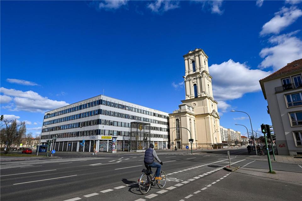 Vor einem Jahr wurde der wiederaufgebaute Turm der Garnisonkirche in der Breiten Straße in Potsdam eröffnet. Es soll auch noch eine 30 Meter hohe Turmhaube bekommen. (Archivbild)Jens Kalaene/dpa