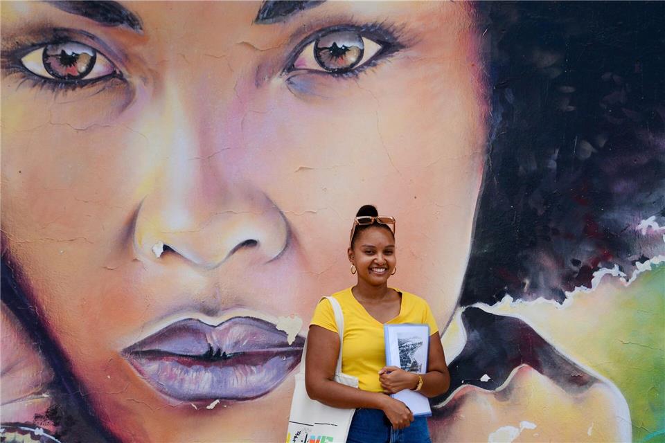 Vor einem Mural in Sint Maarten: Guide Stephie Gumbs.Ralf Johnen/dpa-tmn