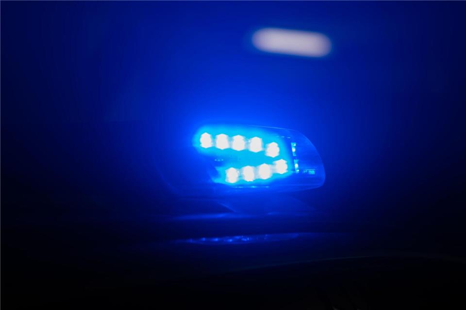 Vor einem Polizeiposten in Leipzig ist Feuer gelegt worden. (Symbolbild) Robert Michael/dpa