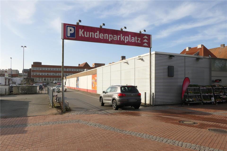 Vor einem Supermarkt in Eckernförde ist ein Streit so eskaliert, dass ein 15-Jähriger gestorben ist. Nun hat die Staatsanwaltschaft eine Belohnung ausgelobt. --/Danfoto/dpa