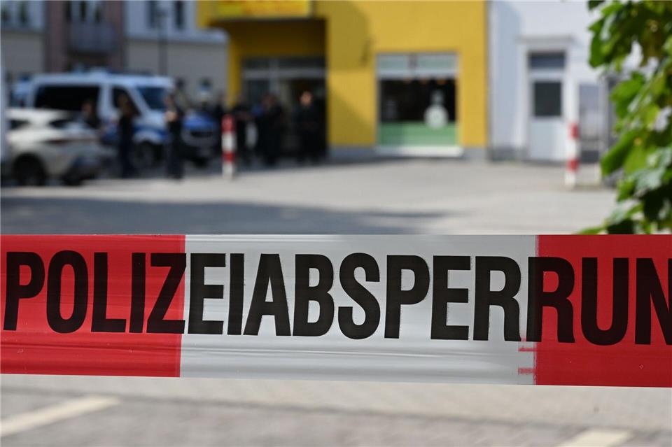 Vor einem Supermarkt nahm die Polizei den 41-Jährigen fest.Katharina Kausche/dpa