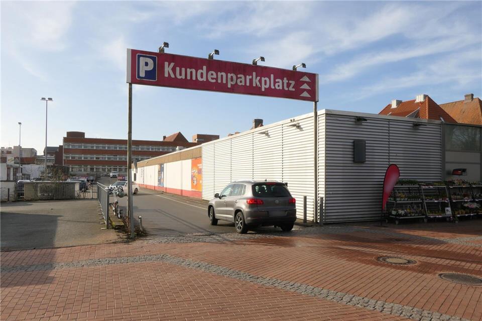 Vor einem Supermarkt war am Mittwochabend gegen 20.45 Uhr ein Streit derart eskaliert, dass ein Jugendlicher starb. Nach dpa-Informationen war er 15 Jahre alt.--/Danfoto/dpa
