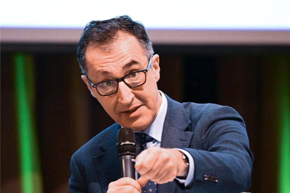 Vor einem Wahlkampfauftritt von Cem Özdemir wurde ein brennender Gegenstand entdeckt. Wie gefährlich war der Vorfall? (Archivbild)Bernd Weißbrod/dpa