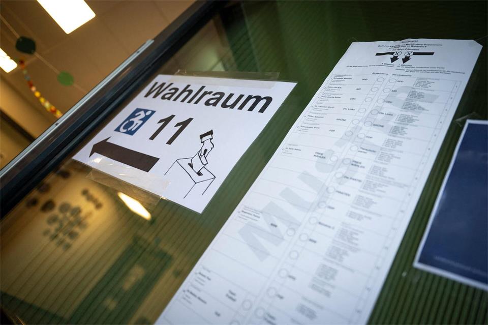Vor einem Wahllokal in Schwerin hängt ein Muster-Stimmzettel, auf dem auch die AfD Kandidaten zu sehen sind. Philip Dulian/dpa