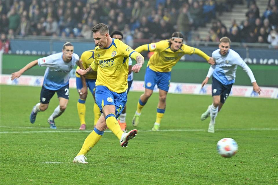 Vor einem Wechsel nach Serbien? Braunschweigs Stürmer Sebastian Polter wird von Partizan Belgrad umworben. (Archivbild)Swen Pförtner/dpa