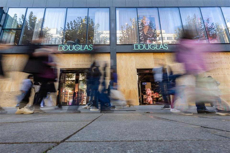 Vor einer Douglas-Filiale wurden Holzwände vor den Schaufenstern befestigt.Christoph Schmidt/dpa