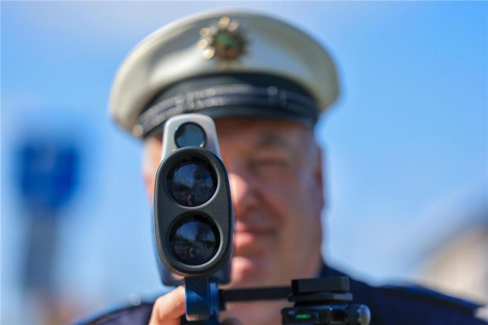 Vor einer Radarkontrolle der Polizei warnte ein Mann mit einem Plakat. (Symbolbild)Jan Woitas/dpa