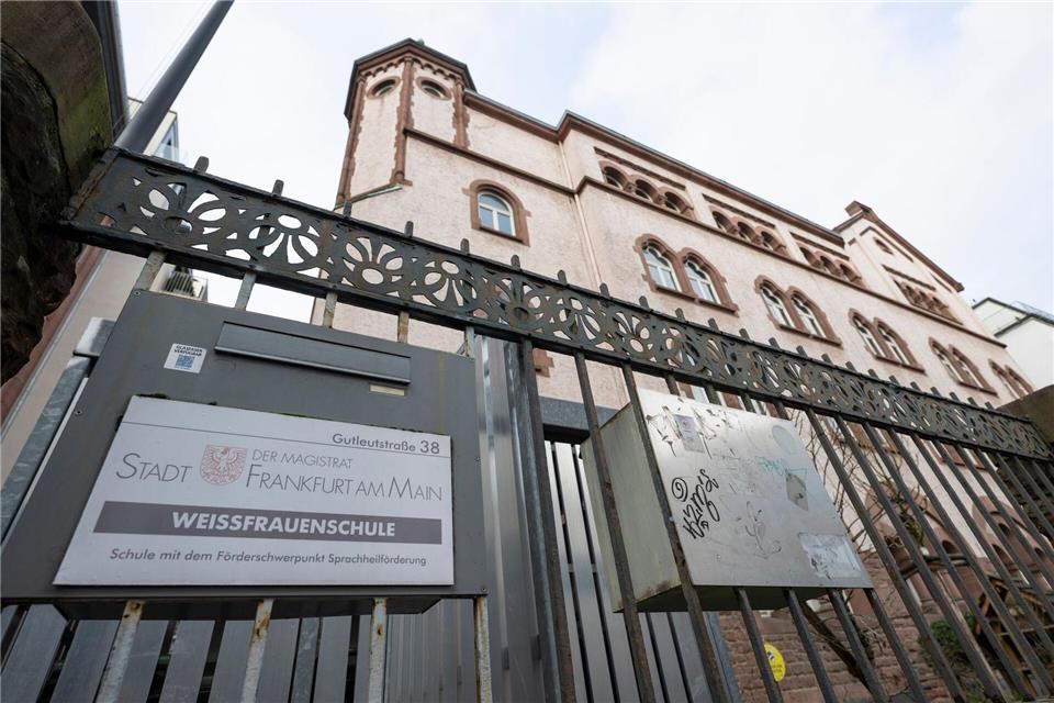 Vor einer Schule in Frankfurt soll der Junge abgesetzt worden sein, seitdem wird er vermisst. Boris Roessler/dpa