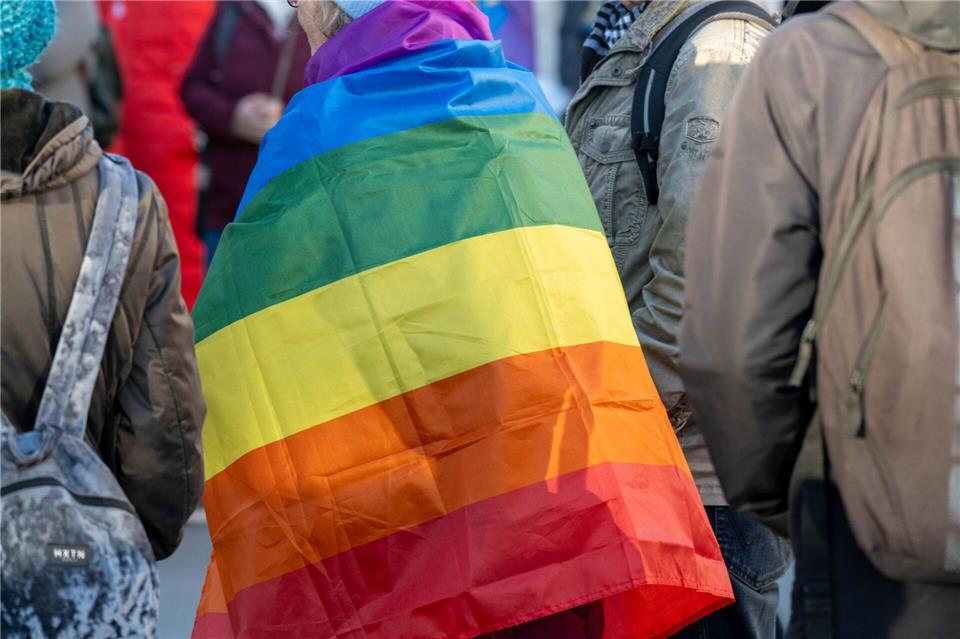 Vor einer Stadtvertretersitzung unter anderem zum Thema Regenbogenflagge haben Menschen in Neubrandenburg demonstriert.Stefan Sauer/dpa