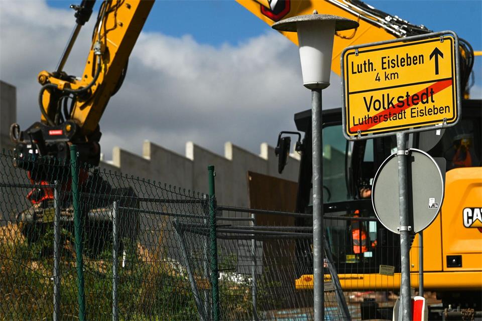 Vor einer schon gebauten Sicherheitsmauer gehen die Arbeiten weiter. Heiko Rebsch/dpa