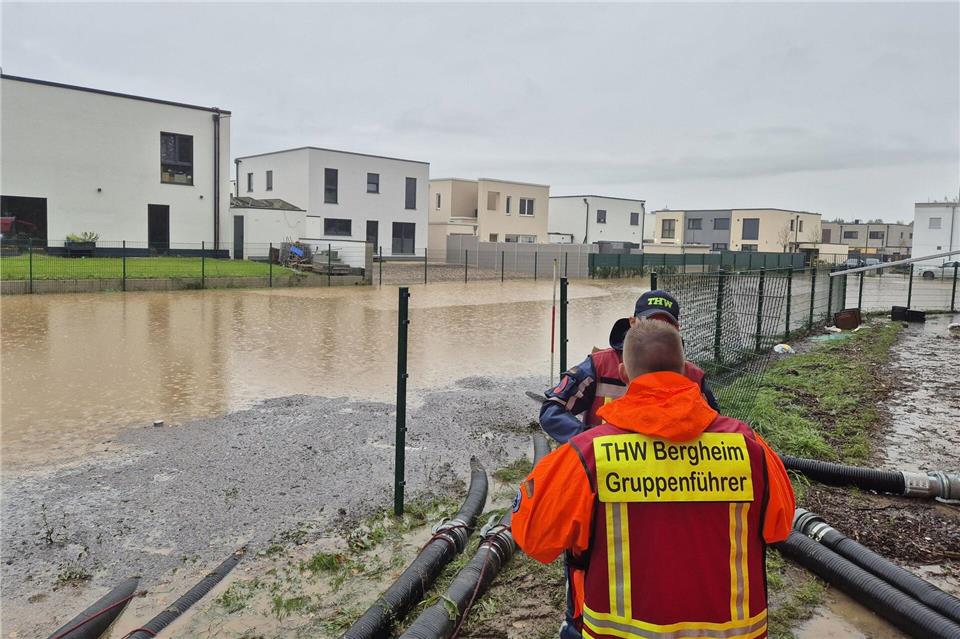 Großeinsatz in NRW: Starkregen flutet Straßen und Keller Vor einigen Häusern stieg am Morgen das Wasser.Sascha Thelen/dpa