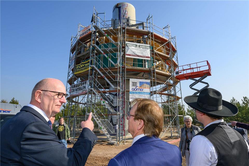 Vor einigen Monaten besuchte Ministerpräsident Dietmar Woidke (SPD) zusammen mit Gottfried Richter das Projekt. (Archivbild)Patrick Pleul/dpa
