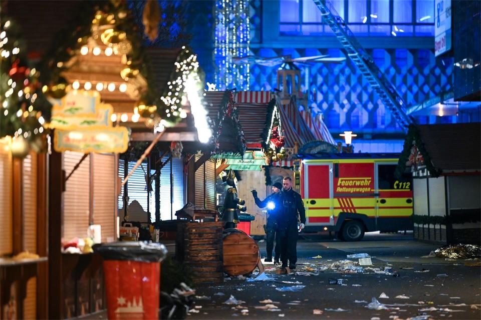 Vor fast zwei Jahren starben bei dem Anschlag auf den Weihnachtsmarkt sechs Menschen, mehr als 300 wurden verletzt. (Archivbild) Heiko Rebsch/dpa