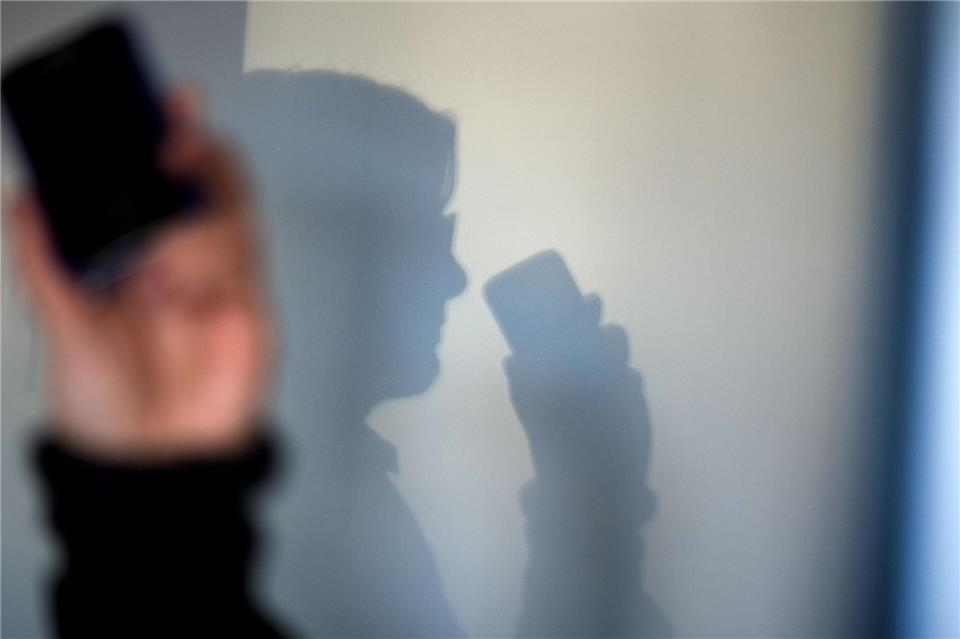 Vor gleich zwei Betrugsmaschen warnt die Polizei in Thüringen am Wochenende. (Symbolbild) Arno Burgi/dpa