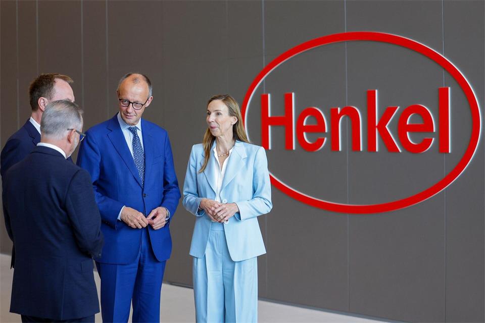 Vor gut einem Jahr besuchte Kanzler Merz den Henkel-Konzern in Düsseldorf. Jetzt verriet er, dass er in jungen Jahren selbst einmal ein paar Monate lang bei Henkel gearbeitet hat. (Archivbild)Christopher Neundorf/EPA Pool/dpa