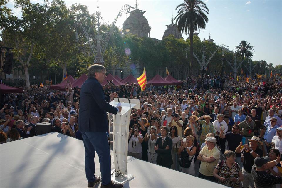 Vor gut zwei Jahren tauchte Puigdemont überraschend trotz Haftbefehl zu einem Kurzauftritt in Barcelona auf. Emilio Morenatti/AP/dpa