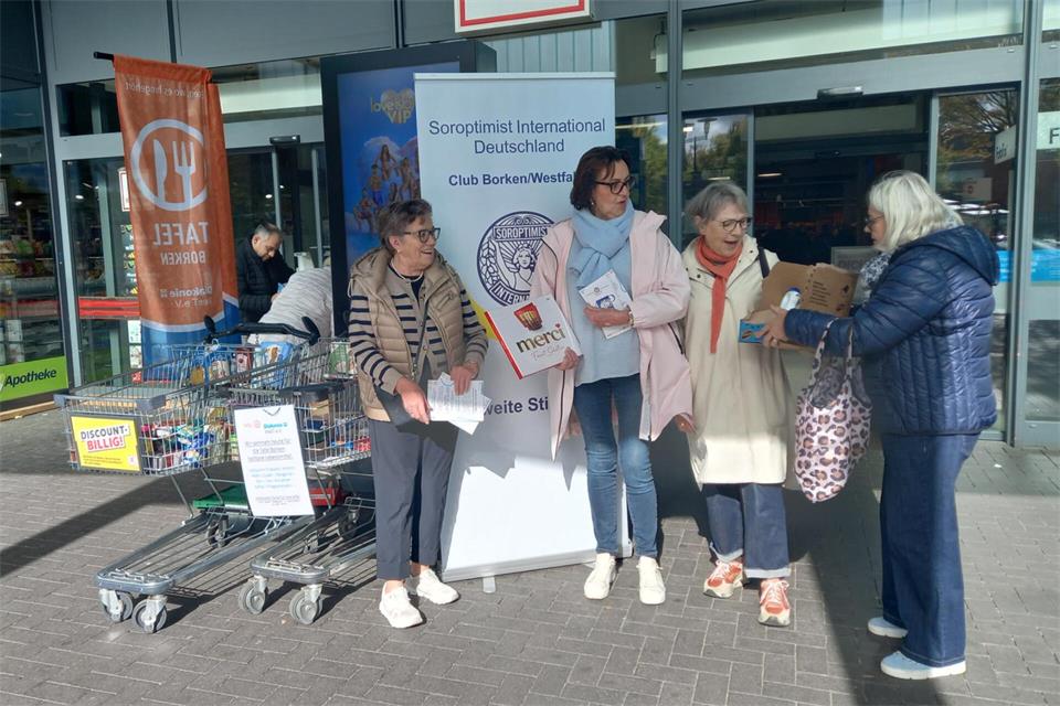 Vor insgesamt 14 Supermärkten baten am Samstag Freiwillige um Spenden für die Tafel.