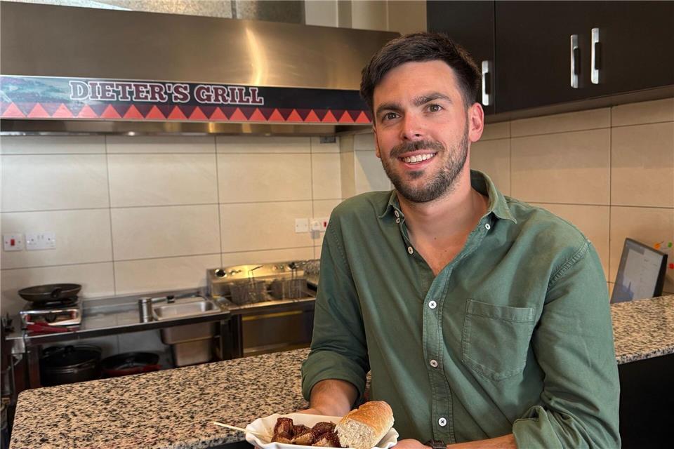 Vor knapp einem Jahr eröffnete Fabian Förster „Dieters Grill“, ein kleines Imbissrestaurant in Nairobi.Eva Krafczyk/dpa