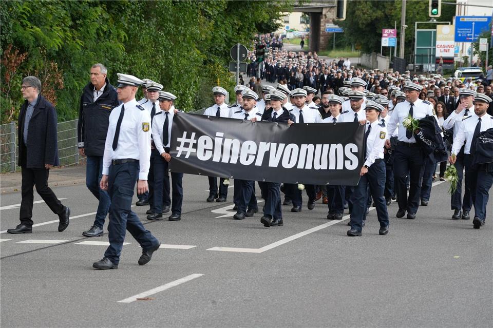 Vor knapp einem Jahr gedachten Hunderte von Polizisten ihres erschossenen Kollegen in Völklingen. Bis heute hat die Gewalttat Folgen. (Archivbild)Patrick von Frankenberg/dpa