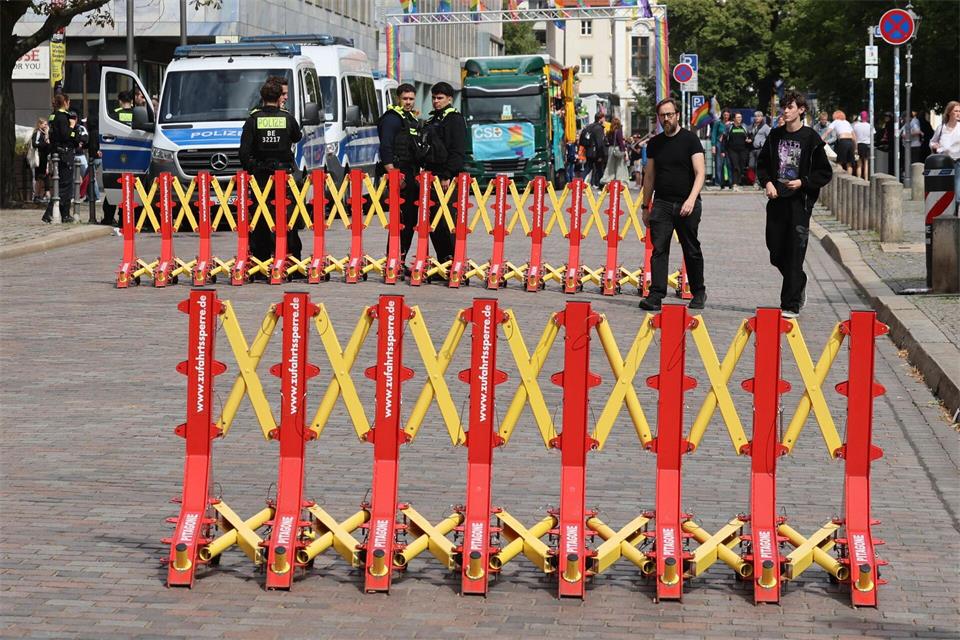 Vor knapp vier Wochen hatte es in Berlin einen Anschlag auf den CSD dort gegeben. Peter Gercke/dpa