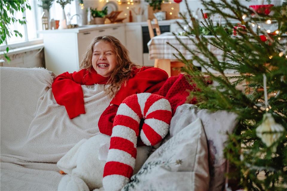 Vor lauter Vorfreude auf die Weihnachtstage sind Kinder oft ganz euphorisch. Auch wenn Eltern da Skepsis haben, sollten sie das Kind keinesfalls ernüchtern.Maria Diachenko/Westend61/dpa-tmn