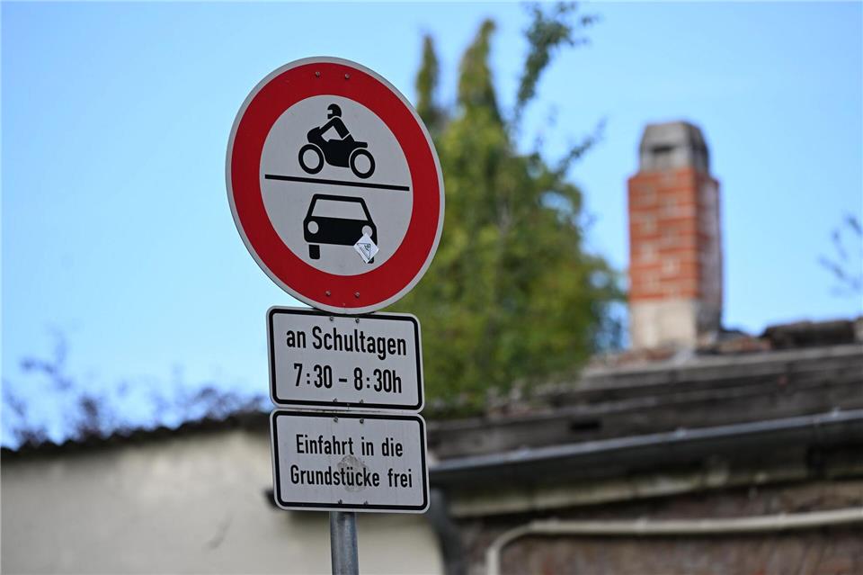 Vor manchen Schulen sind die Straßen zeitweise für den motorisierten Verkehr gesperrt.Shireen Broszies/dpa