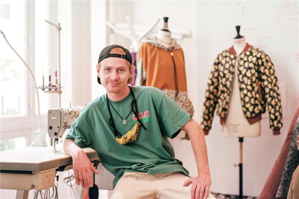 Vor mehr als zehn Jahren hat Bas Timmer eine Winterjacke mit integriertem Schlafsack erfunden. Sie werden bis heute nur an Obdachlose und Bedürftige herausgegeben. -/Sheltersuit Foundation/dpa