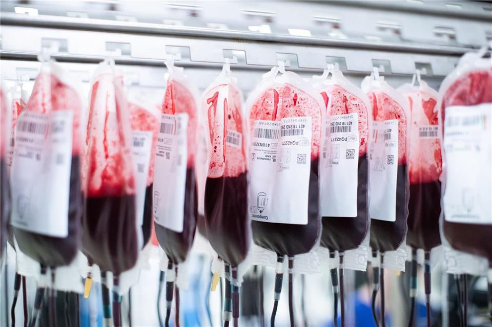 Vor rund drei Wochen rief das DRK den bundesweiten Notstand für die Blutbanken aus. Eine Welle an Spenden hat vorerst wieder für mehr Blutreserven in Rheinland-Pfalz gesorgt. Doch es braucht mehr regelmäßige Spender, sonst droht bald erneut ein Engpass. (Symbolbild)Marcel Kusch/dpa