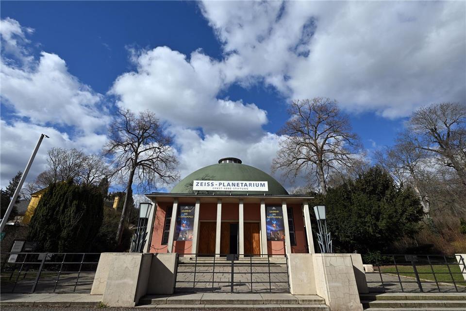 Vor seinem 100. Geburtstag wird das Zeiss-Planetarium schick gemacht und dafür zum Jahresende 2025 vorerst geschlossen. (Archivfoto) Martin Schutt/dpa