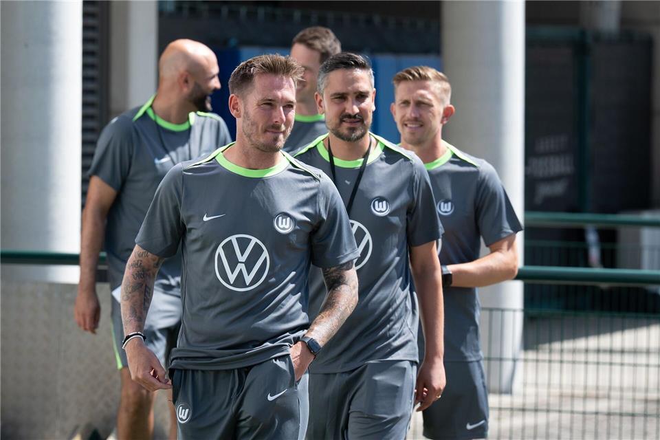 Vor seinem Zweitliga-Debüt: Wolfsburgs neuer Trainer Tobias Strobl (vorne). (Archivbild)Swen Pförtner/dpa