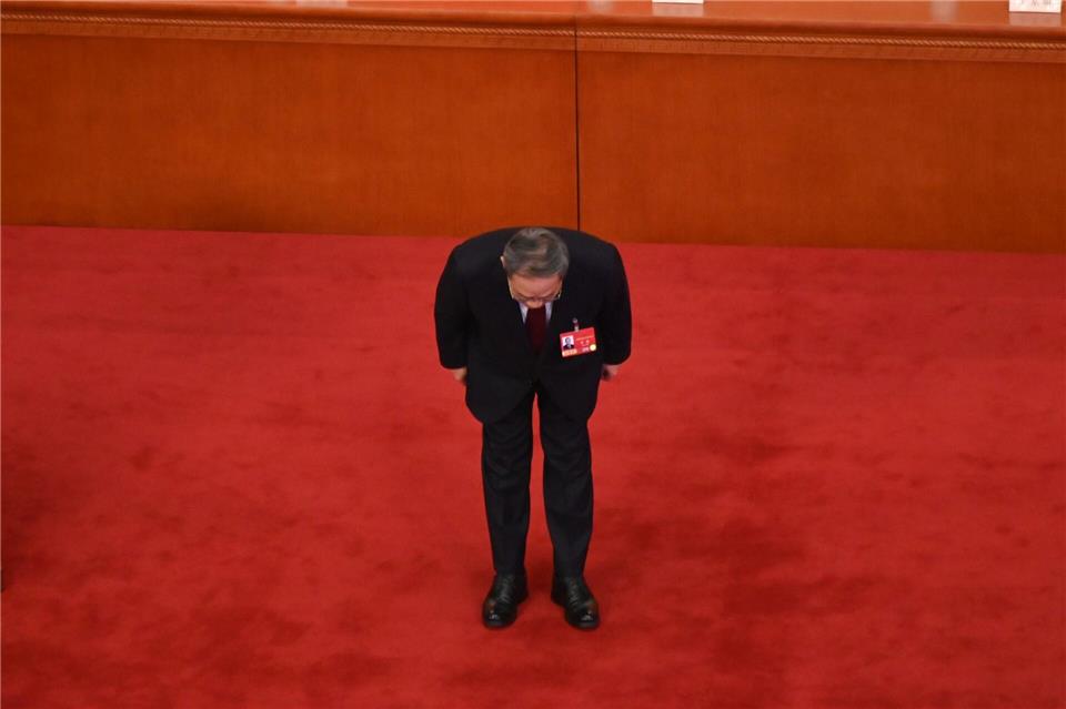 Vor seiner Rede verbeugte sich Ministerpräsident Li vor den Delegierten. Johannes Neudecker/dpa