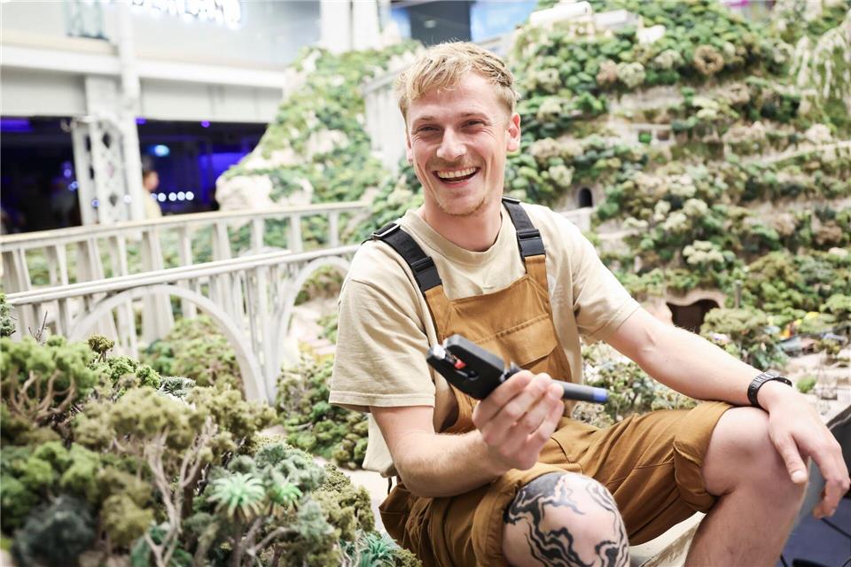Vor sieben Jahren im Miniatur Wunderland gelernt und noch immer mit Spaß bei der Arbeit: Elektroniker und Mechatroniker Marvin Eccarius. Christian Charisius/dpa