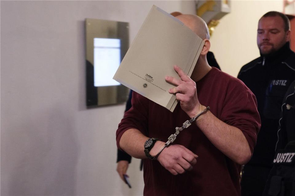Tod einer Zweijährigen: Revision gegen Urteile eingelegt Vor sieben Monaten starb eine Zweijährige in Halle an schweren Verbrühungen. Die Eltern und die Oma wurden verurteilt. (Archivbild)Sebastian Willnow/dpa
