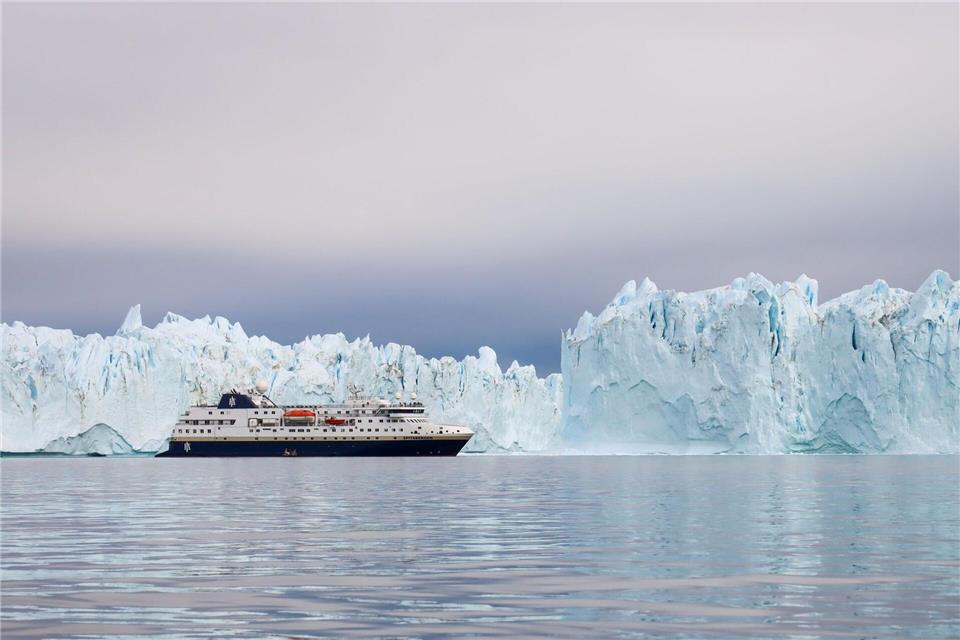 Vor so großen Eisbergen wirkt ein Schiff wie die „MS Spitsbergen“ ziemlich klein.Verena Wolff/dpa-tmn