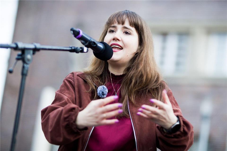 Vor soziale Medien müssten stärker reguliert und in Verantwortung genommen werden, fordert Lang. Moritz Frankenberg/dpa