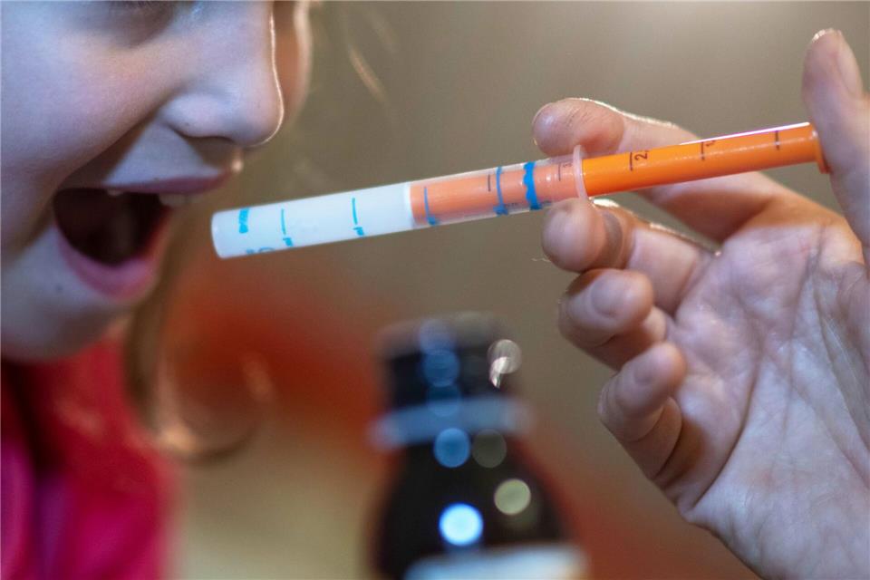 Vor wenigen Jahren waren Fiebersäfte für Kinder knapp, nun hat sich die Lage gebessert (Archivbild)Hendrik Schmidt/dpa