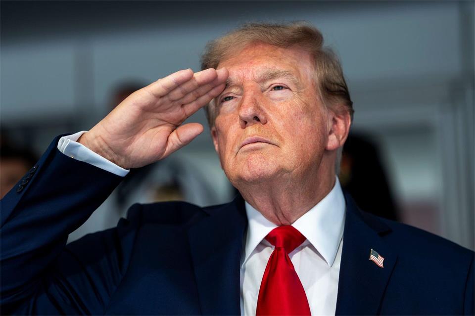 Vor wenigen Tagen drohte Trump dem Iran mit Vernichtung aller Schiffe, die Minen verlegen. (Archivbild)Doug Mills/Pool The New York Times/dpa