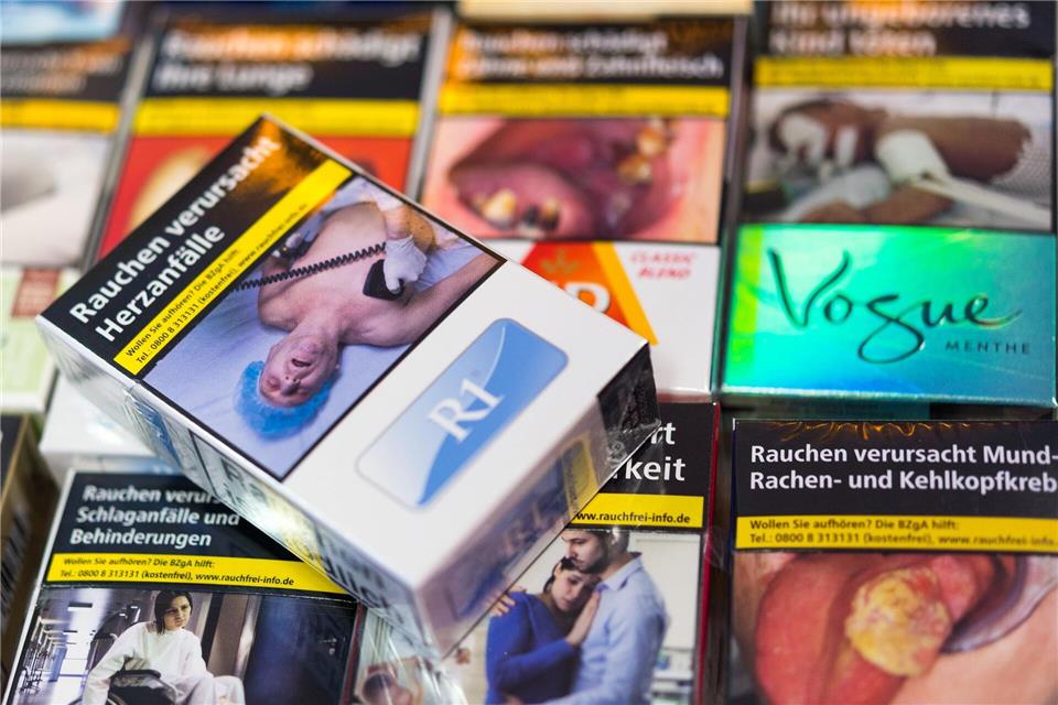 Vor zehn Jahren beschloss der Bundestag: Auf allen Zigarettenschachteln müssen Warnbilder und -hinweise abgedruckt werden. (Symbolbild)Monika Skolimowska/ZB/dpa