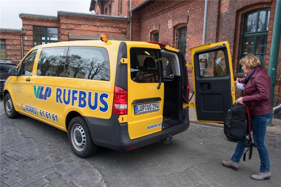 Vor zehn Jahren startete der erste Rufbus in Mecklenburg-Vorpommern. Vorreiter war der Landkreis Ludwigslust-Parchim mit seiner Verkehrsgesellschaft Ludwigslust-Parchim mbH. (Archivbild)Jens Büttner/dpa-Zentralbild/dpa