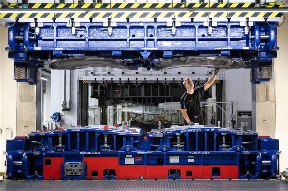 Vor zehn Jahren übernahm Porsche den Standort von Kuka.Sebastian Kahnert/dpa