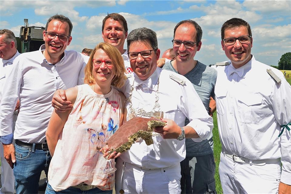 Vor zwei Jahren holte Ewald Grotendorst den Vogel von der Stange und wählte Birgit Kuhmann zur Königin. Sie müssen noch ein weiteres Jahr aushalten. Erst dann kann wieder Schützenfest gefeiert werden. 