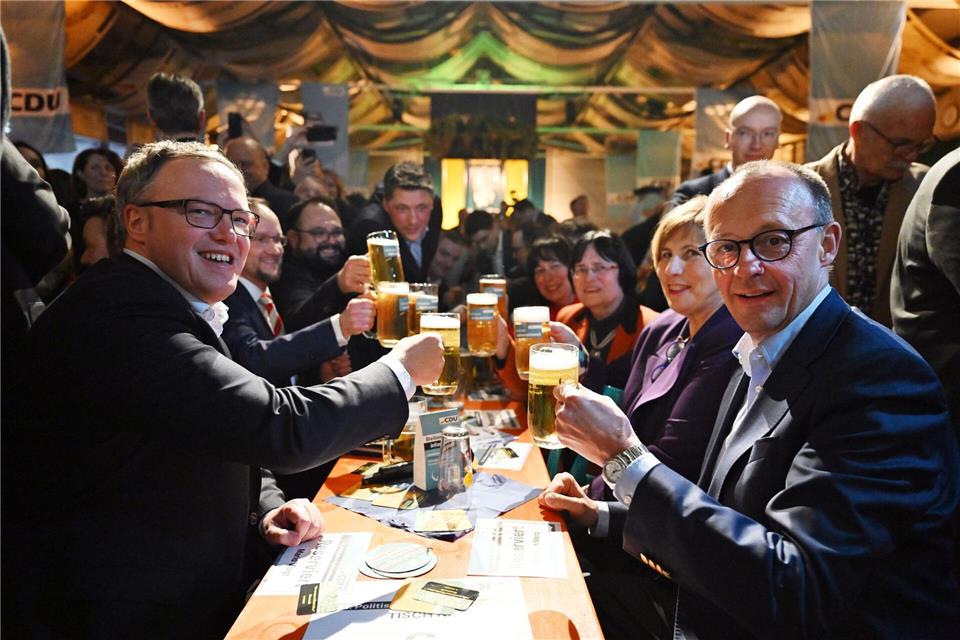 Vor zwei Jahren war Friedrich Merz (rechts) in Apolda - dieses Mal muss Mario Voigt (links) mit jemand anderem anstoßen. (Archivbild)Martin Schutt/dpa