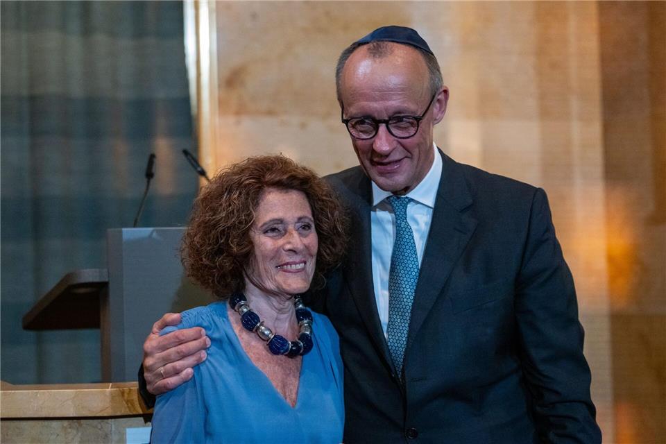 Münchner Bauhaus-Synagoge wieder eröffnet Vorangetrieben wurde das Vorhaben maßgeblich von Rachel Salamander, die auch Bundeskanzler Friedrich Merz (CDU) zur Wiedereröffnung geladen hatte.Leonie Asendorpf/dpa